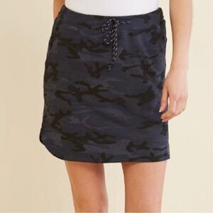 ✨ Sundry for Evereve Black Camo Skirt XS